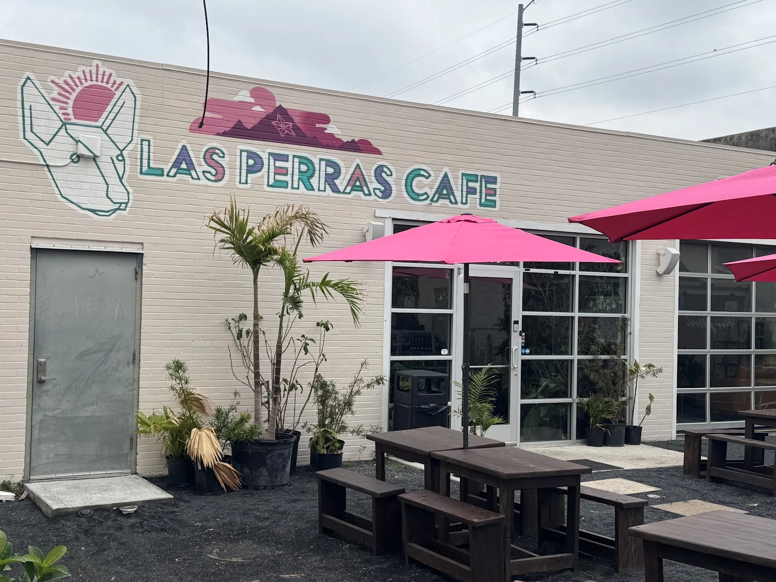 Las Perras Café gallery 4